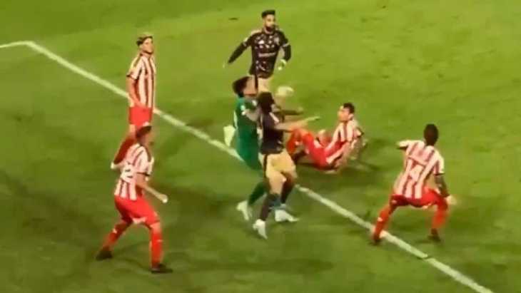 No se vio en TV: el video revelador sobre el gol anulado a Cavani ante Barracas