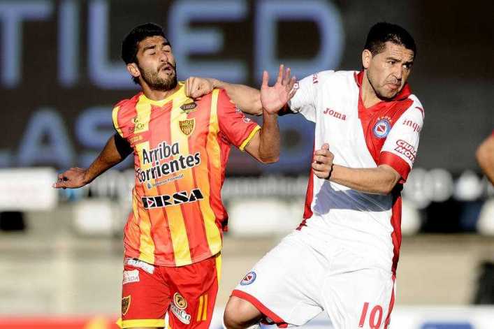 Riquelme no viajará a Córdoba por una molestia en el pie