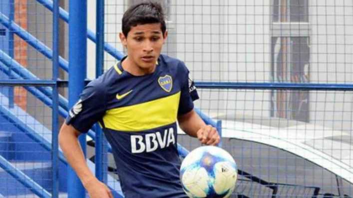 Obando podría ser titular en Boca, que ayer viajó rumbo a Colombia