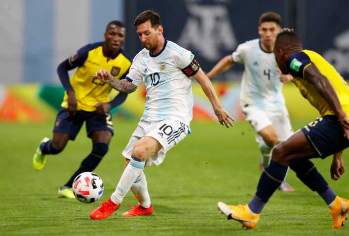 Otro dolor de cabeza para Boca: Manchester United le quiere sacar un refuerzo de selección