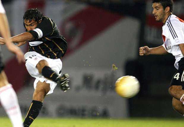 El partido en el que Tevez se desesperó por hacerle un gol a River