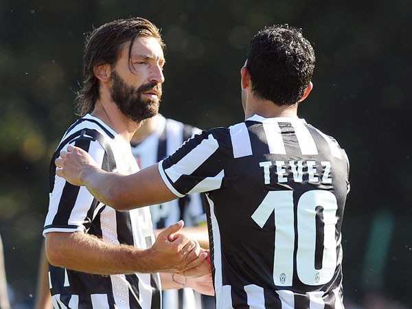 La viñeta de Goal: Andrea Pirlo y Carlos Tevez explican a los nuevos lo que es la Juventus
