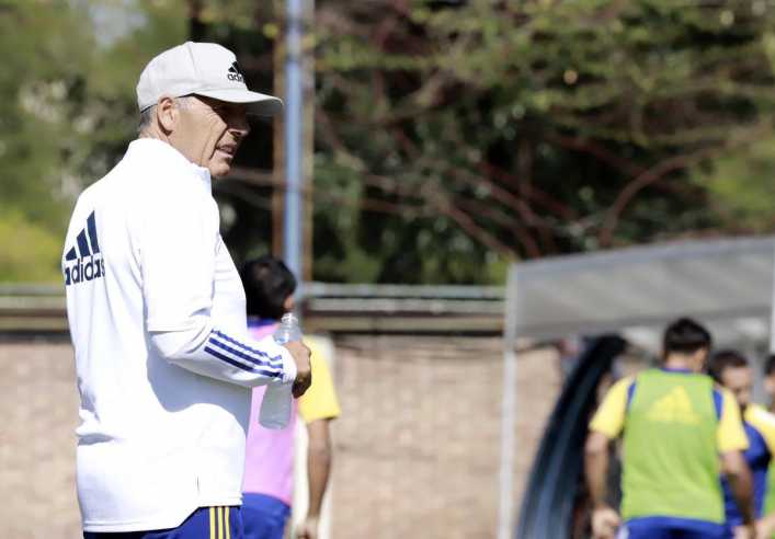 ¿Quién debe salir del equipo para que ingrese Carlos Tevez?