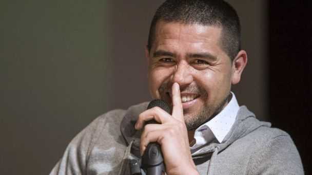 Quién es el mediocampista central que obsesiona a Riquelme y pretende incorporar a Boca