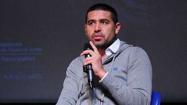Riquelme evitó ensanchar la grieta que abrió Tevez en Boca