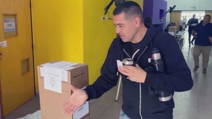 Riquelme fue a votar y todos los hinchas buscaron el 7 oculto en la foto