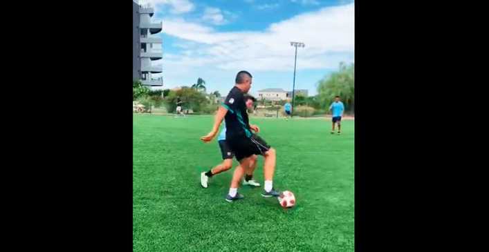 Riquelme jugando un picado con la camiseta de un grande de Europa