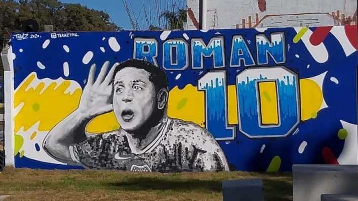 Riquelme, mural en la estación y profeta en su tierra