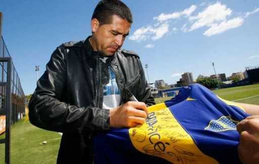 Riquelme subasta su camiseta de Boca autografiada para una gran causa