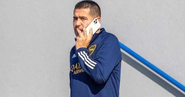 Riquelme va por un defensor tras la partida de Gastón Ávila