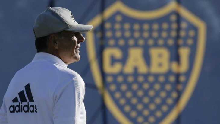 Russo evalúa poner cinco defensores en Boca contra Estudiantes