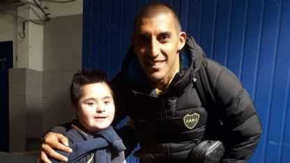 Santiago, el nene que emocionó a Tevez Santiago, el nene que emocionó a Tevez