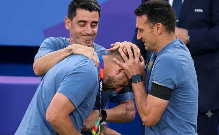 Scaloni felicitó a Walter Samuel por el gol de Mac Allister: el motivo