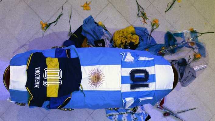 Se entrega uno de los empleados que se fotografió con el cadáver de Maradona