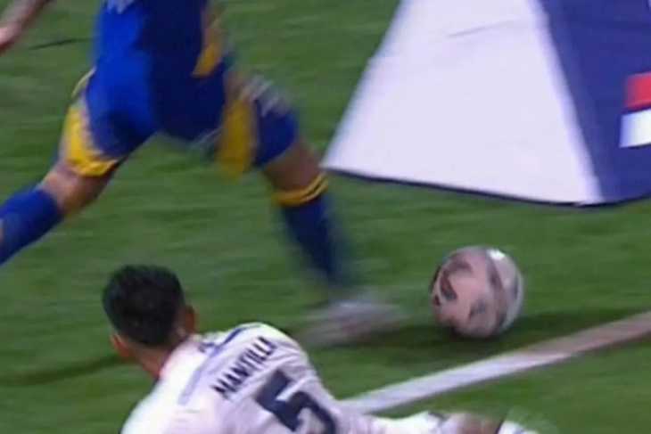 ¿Se fue? El polémico gol de Boca que reclamó todo Talleres