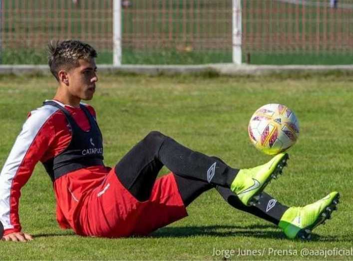 ¡Se llama Román Riquelme y se entrena con la Primera de Argentinos!