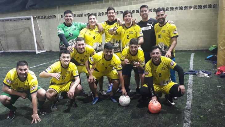 ¿Se pone a punto para volver?: Carlos Tevez jugó al fútbol con su hermano y amigos