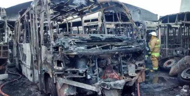 Se prendieron fuego 14 colectivos al lado del boliche de Riquelme