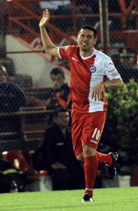 Riquelme silencia a los críticos y vuelve a jugar de titular en Argentinos Riquelme silencia a los críticos y vuelve a jugar de titular en Argentinos