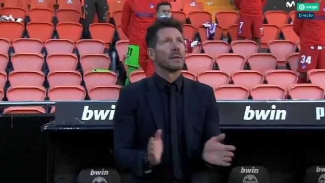 Simeone rompe a llorar sobre el césped de Mestalla en el homenaje a Maradona