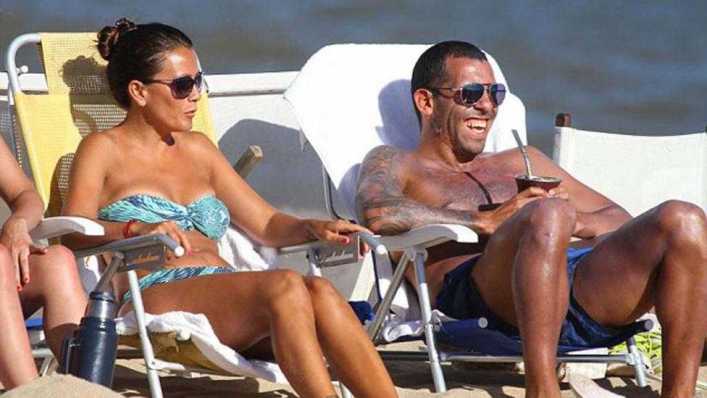 FOTOS: Sol, arena, mar, mates y mimos: las vacaciones de Carlos Tevez en Punta