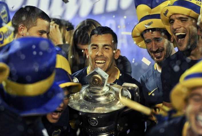 Sólo un argentino ganó más títulos que Carlos Tevez