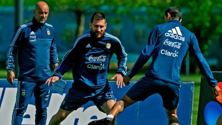 Sonrisas y charla entre Sampaoli y Mascherano en la práctica de la Selección