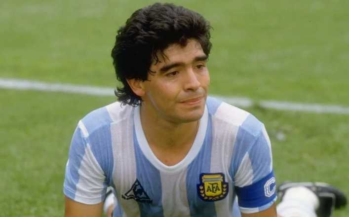 Subastan camiseta de Maradona en más del doble de su precio inicial