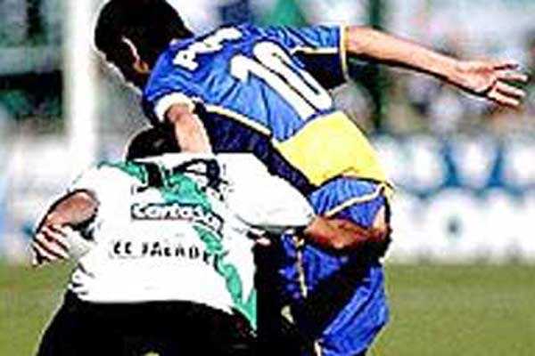 ¿Te acordás? Así reaccionó Riquelme a una agresión similar