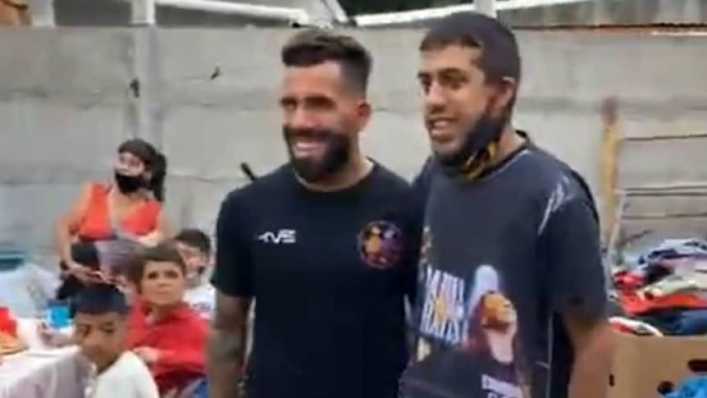 Tevez aprovechó que no fue a La Paz y llevó donaciones a un merendero