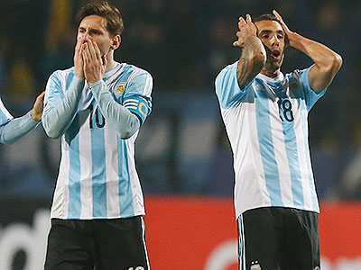 Carlos Tevez, con esguince de rodilla, es duda para Argentina