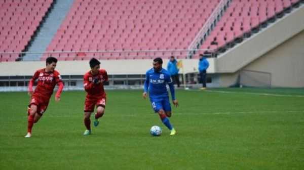 Tevez debutó en el Shanghai Shenhua