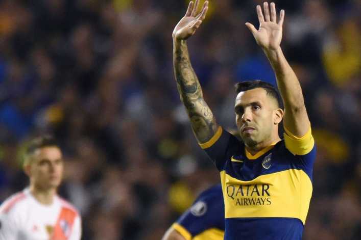 Tevez define su futuro aislado en un campo