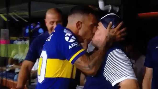 Tevez, del último pico a Maradona a su despedida en el velorio