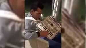 Tevez, en su faceta musical