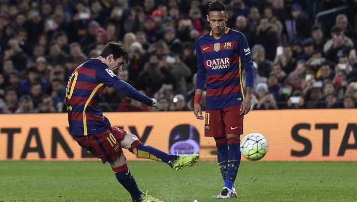 Tévez explica por qué Messi tira tan bien las faltas