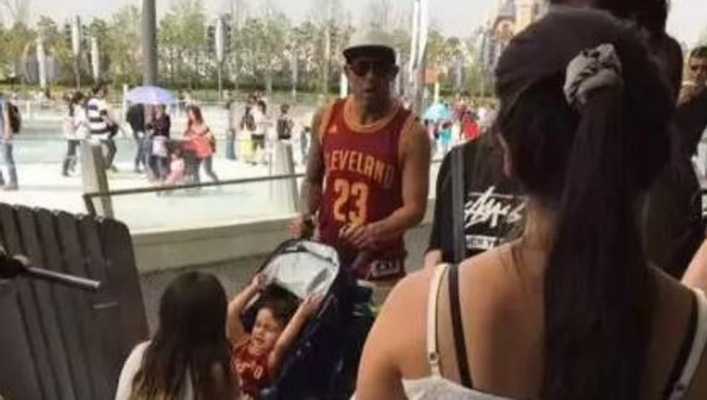 Tevez la lía en Disneyland