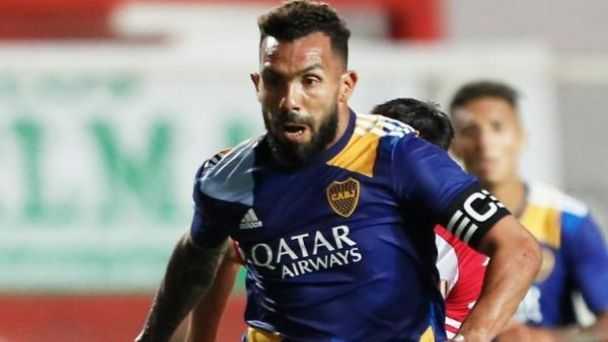 Tevez, muy solo, contrariado y en silencio