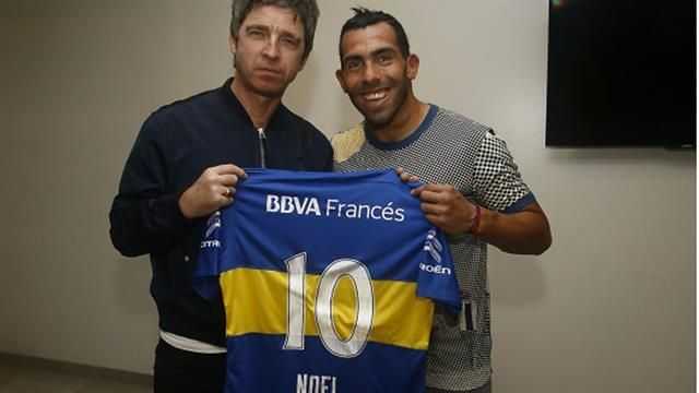 FOTOS: Tevez recibió al líder de Oasis en La Bombonera