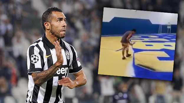 Carlos Tévez le regaló una gigantesca banderola a hinchas de Boca Juniors