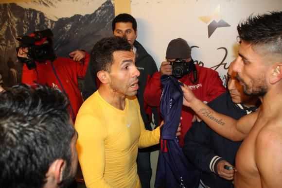 FOTOS: Tevez, 'saqueado' por los rivales en el túnel