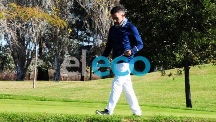 Tevez se relaja jugando al golf en Tandil