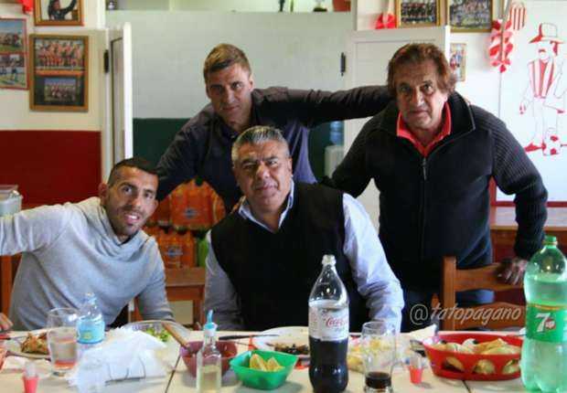 Tevez visitó al plantel de Barracas Central