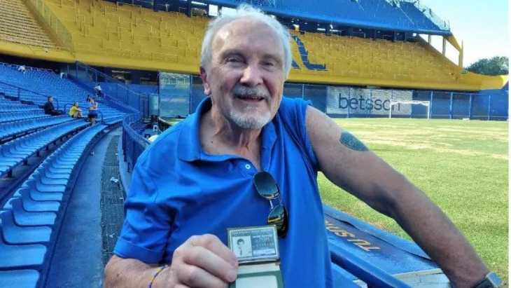 Tiene 83 años, vive en Estados Unidos desde los 21 y volvió a La Bombonera con el escudo tatuado