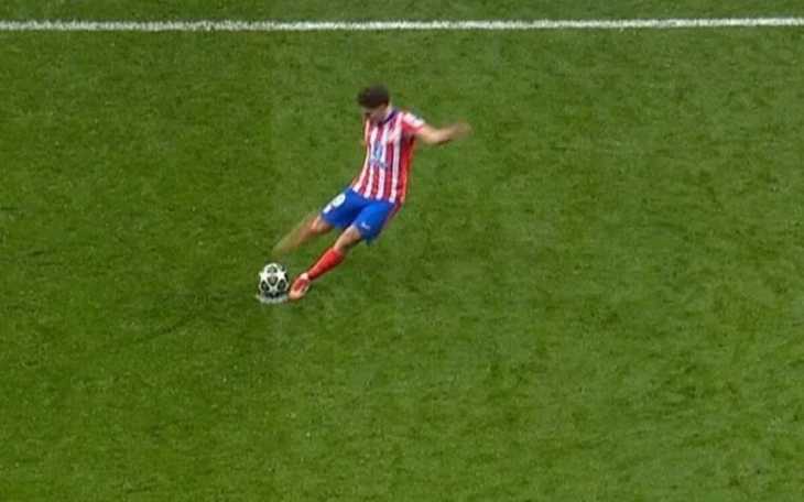 ¿Toca dos veces? el controversial penal anulado de Julián Álvarez en la derrota del Atlético Madrid