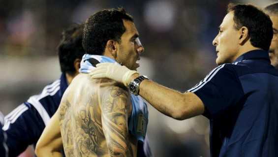 Tras el codazo, Cáceres le pidió perdón a Tevez