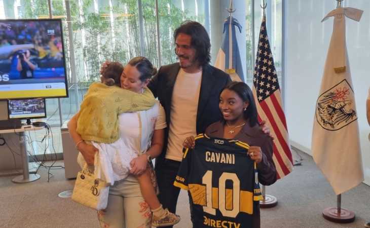 Tras confirmarse su lesión, Cavani apareció junto a Simone Biles y le regaló una camiseta de Boca