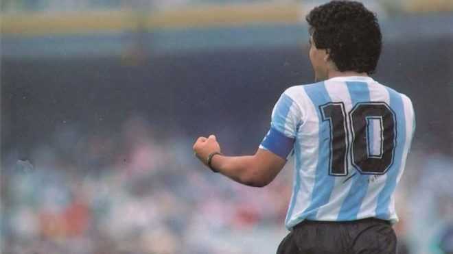 Tras el adiós de Maradona: ¿Debe retirarse la 10 de Argentina?