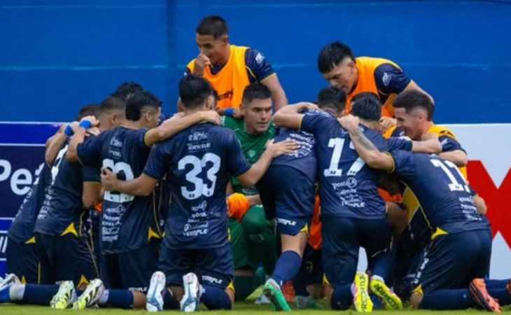 Un club del ascenso paraguayo mostró sus nuevas camisetas en homenaje a Boca