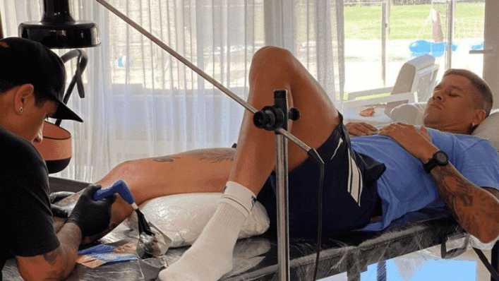 Un guiño al destino: La foto de Maradona en Boca que se tatuó el defensor Marcos Rojo